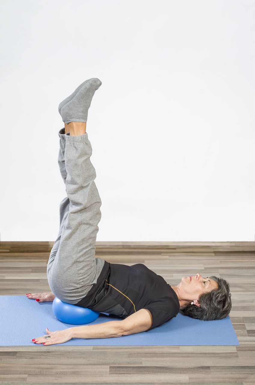 3个动作坚持练,帮你赶走"坐骨神经痛",还你一个好腰椎  1.