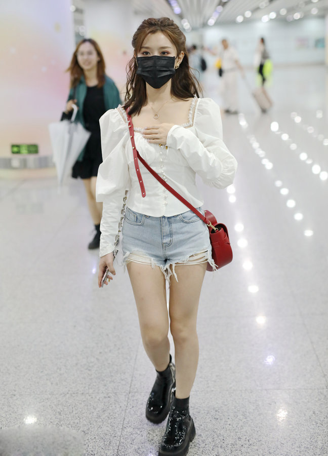 陈意涵牛仔热裤大秀美腿,深夜现身获粉丝一路跟拍人气旺