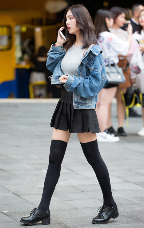 街拍:青春学院范的美少女,百褶裙搭配长丝袜显得活力十足.