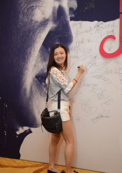 75cm就全露了.傅晶穿衣真大胆,短裤再往上0.75cm就全露了,网友:真敢穿