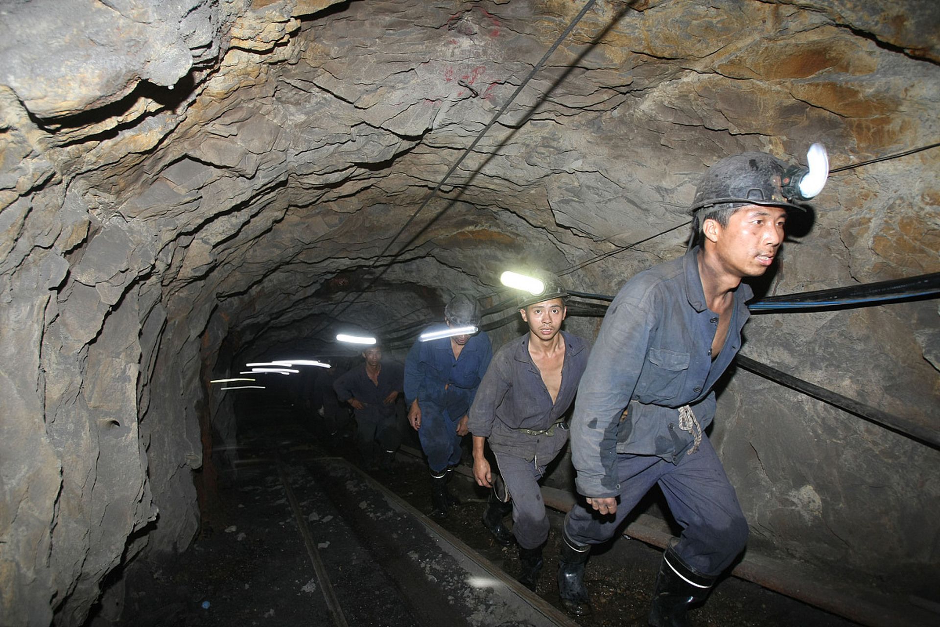 矿山开采分为地下矿山和地上矿山两种,根据矿山类型不同,开采方式