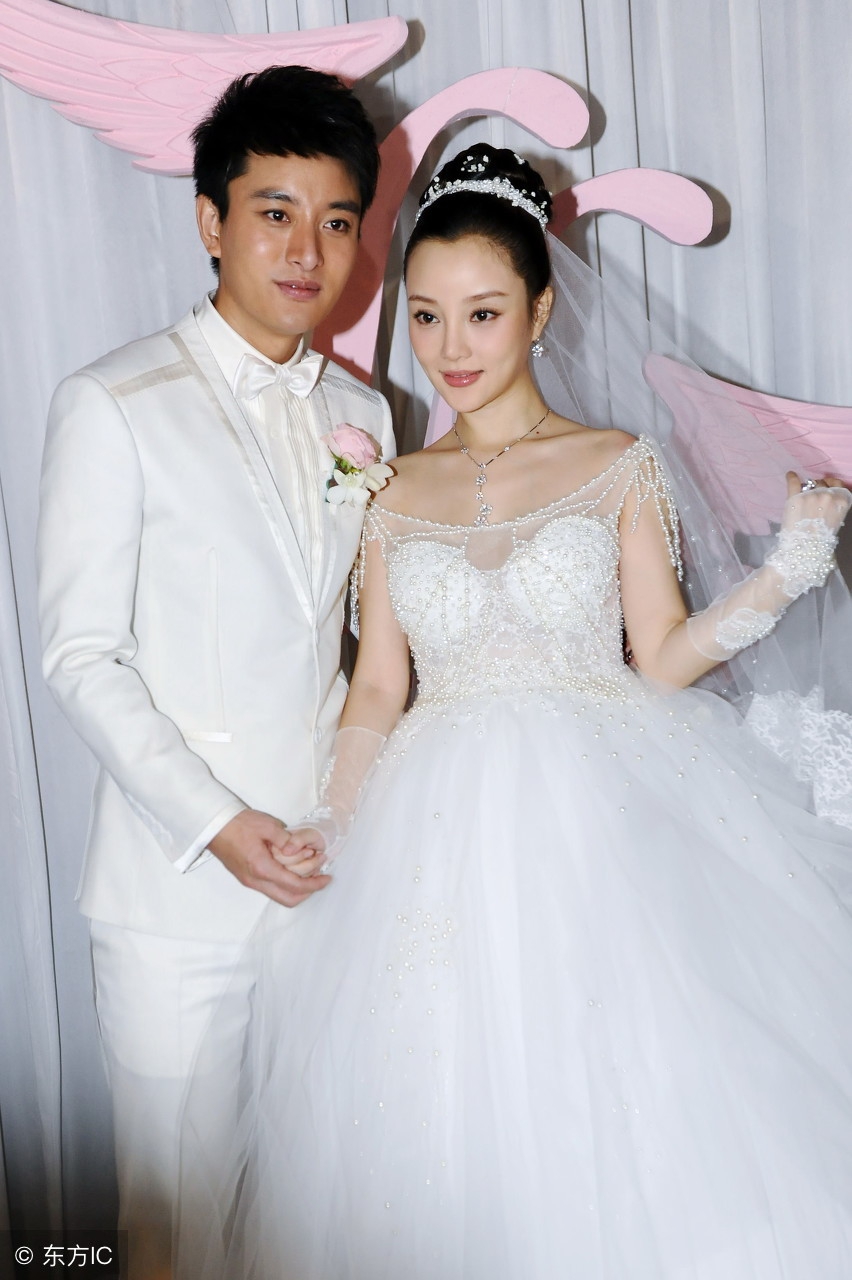 2012年3月31日,北京,2012乐视影视盛典现场贾乃亮向李小璐求婚