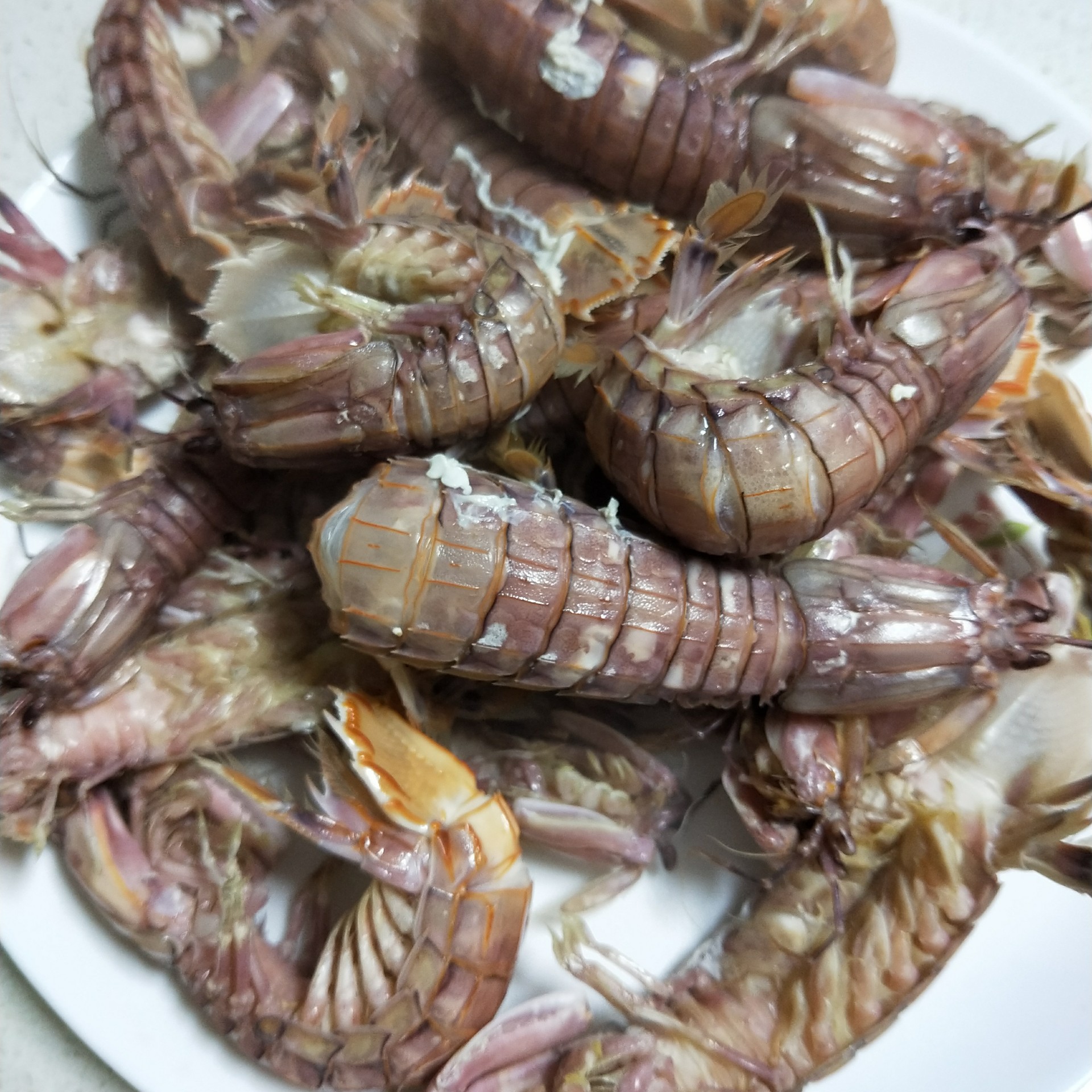 这样一盘子直接水煮的蛎虾,20块钱的虾,自己搁锅里煮熟就行,什么都不