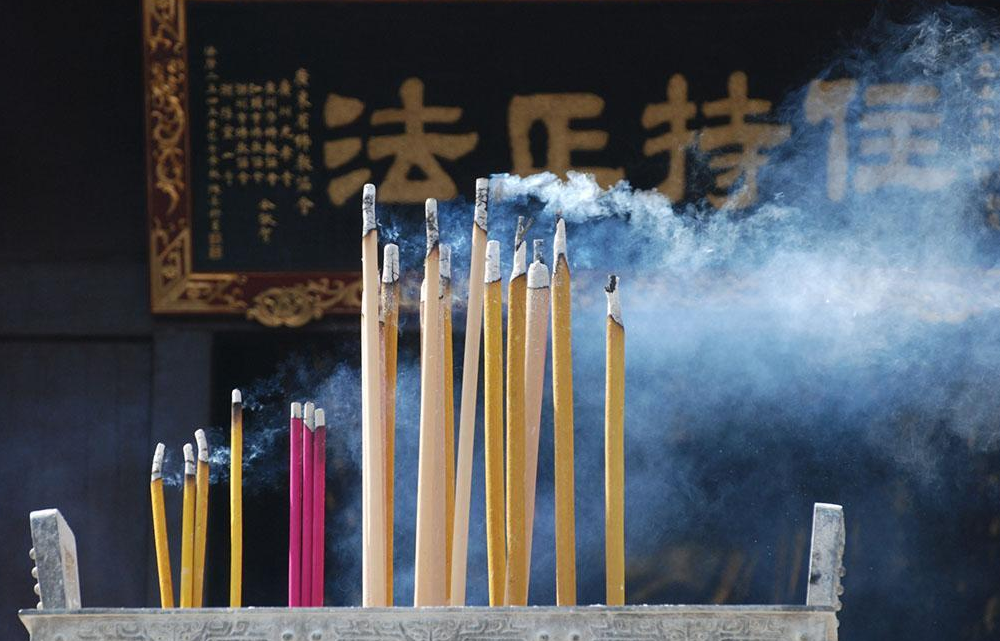 很多寺庙进门就给三支香,应该怎么点?老和尚道出其中含义