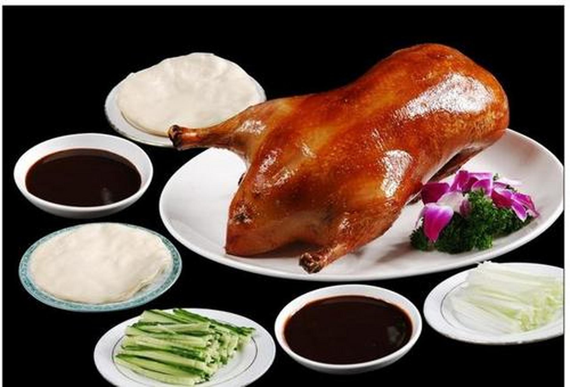 北京烤鸭的吃法:甜面酱加葱条,可配黄瓜条,萝卜条,用筷子挑一点甜面酱