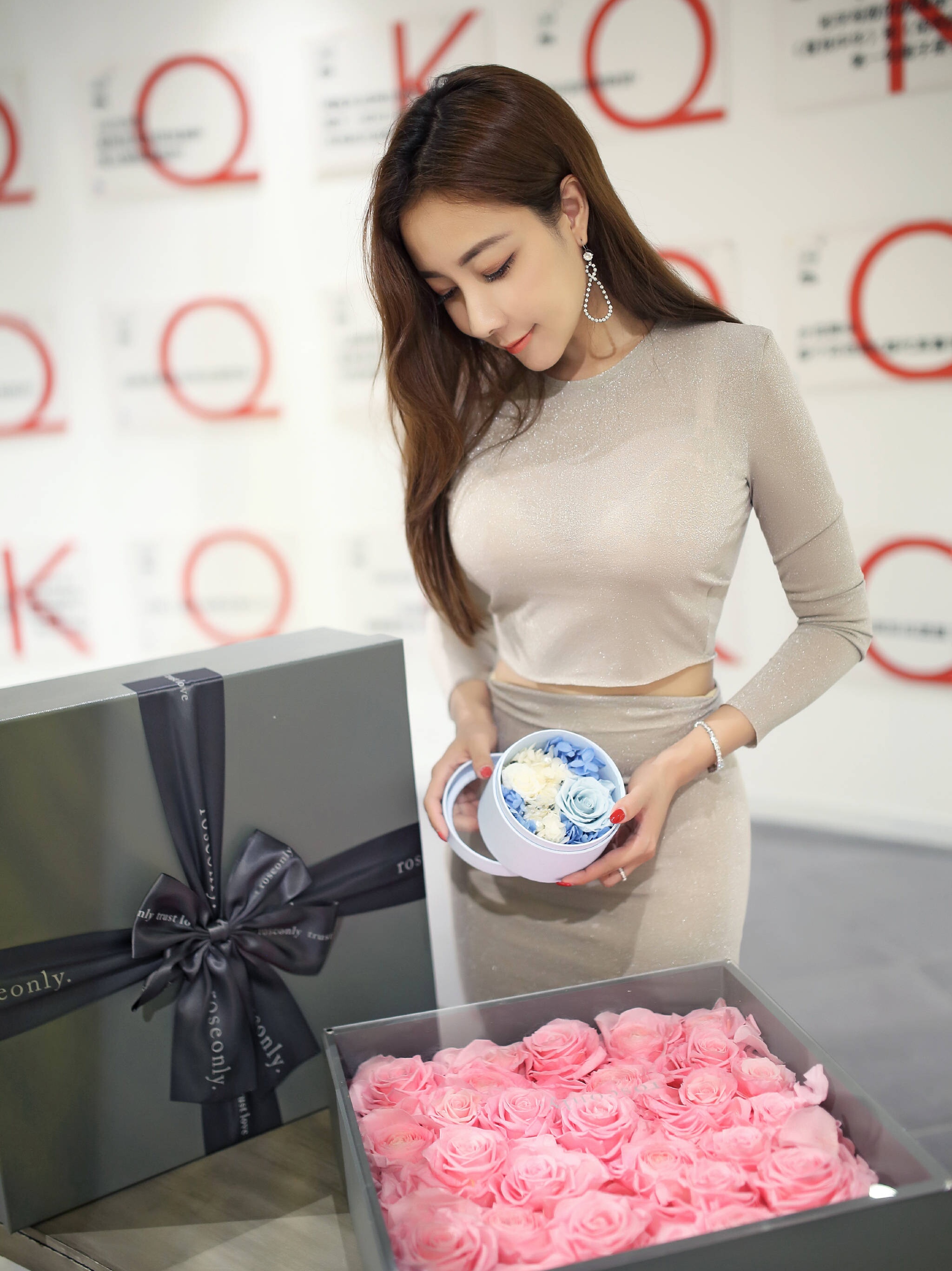 人像摄影:美如冠玉的女子,性感迷人的穿搭,身材傲人
