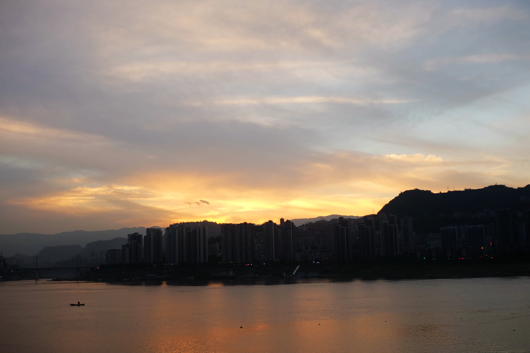 风景图集:万州城市风光,璀璨夜色迷离灯光,轮船穿门而过!