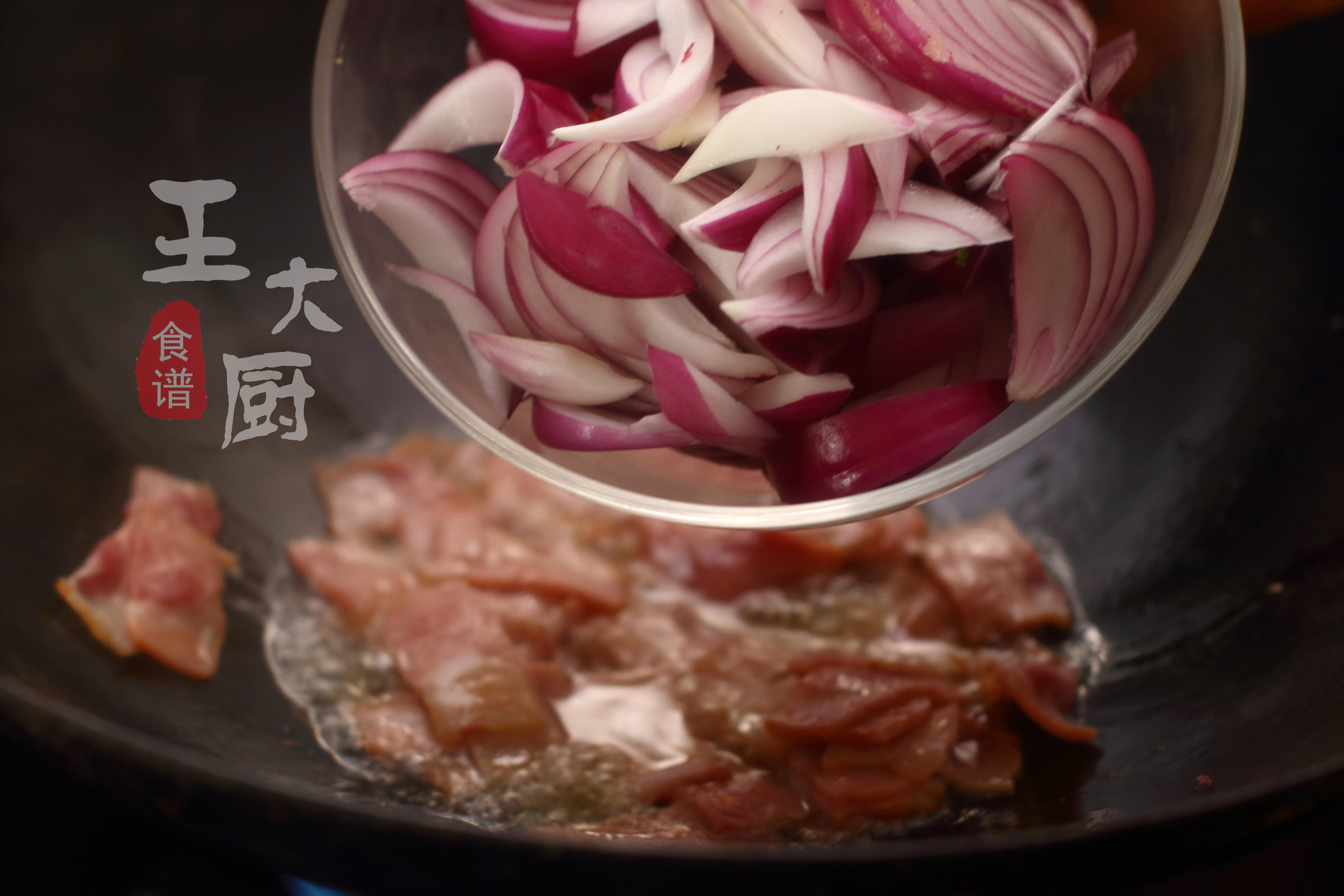 普通的家常菜洋葱炒培根,这样去做一样可以成美味,做美食很简单