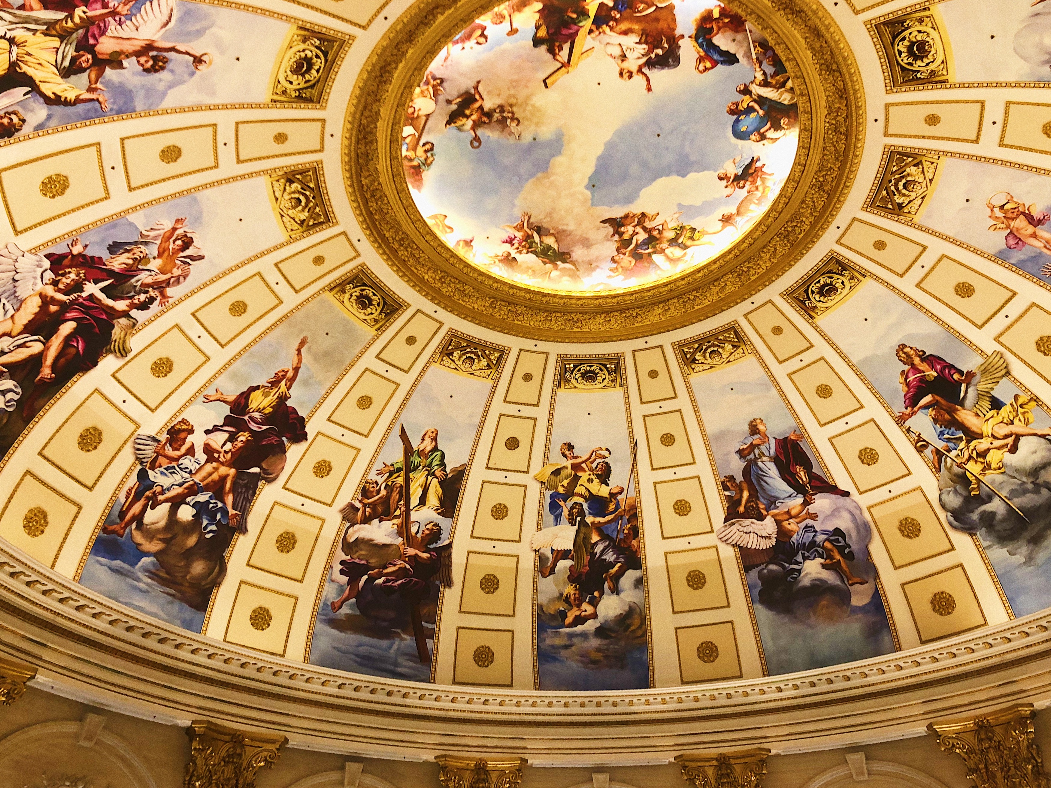 威尼斯人与巴黎人相连,朝着地标巴黎铁塔的方向走就能