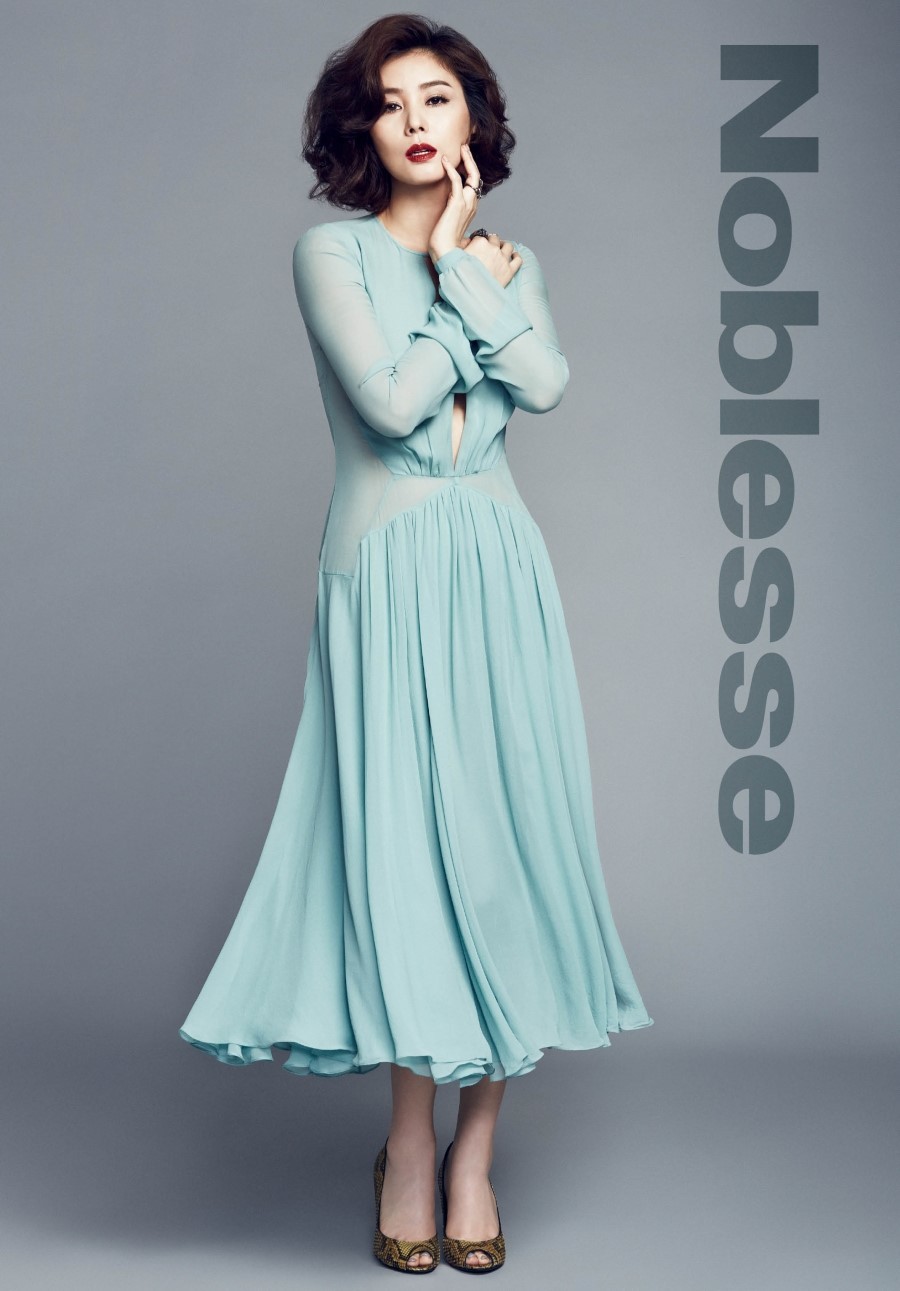 金成铃越南拍时装写真纪念出道30周年,50岁冻龄美女惹人羡!