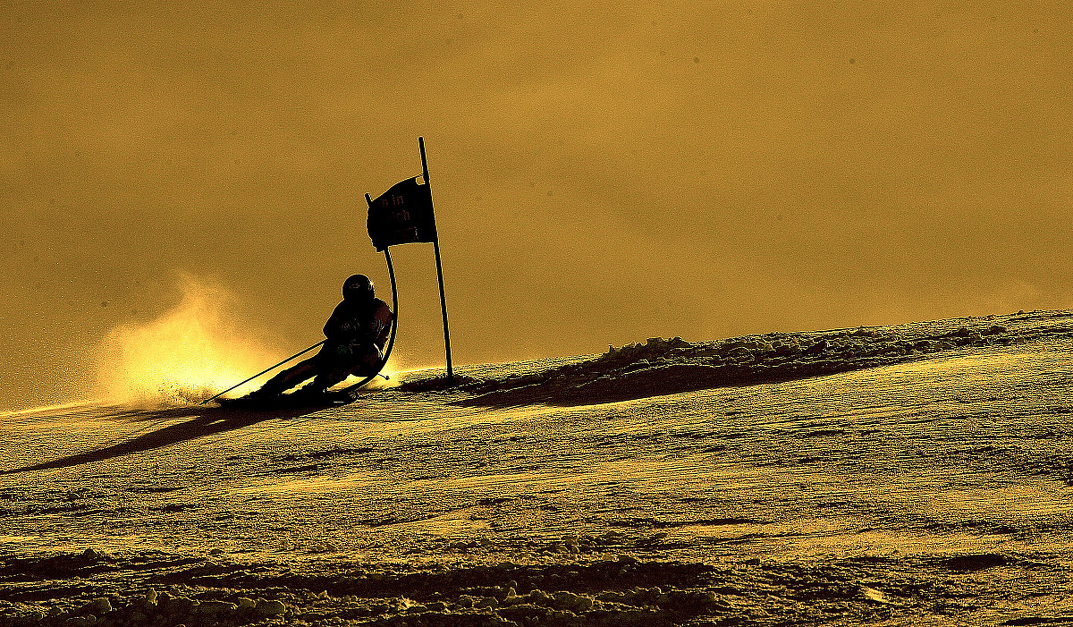 这个成语出自于唐代杜牧《赤壁》诗:"折戟沉沙铁未销;自将磨洗认前朝.