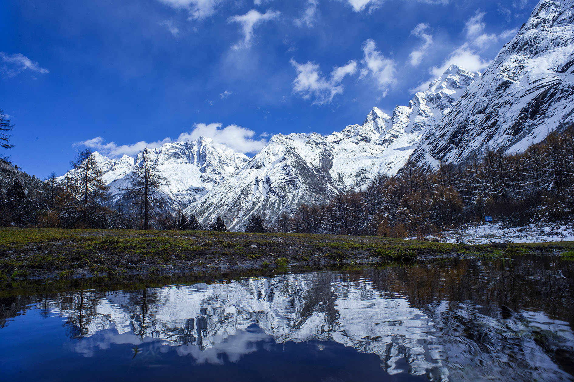 燕子岩窝景区是整个毕棚沟的终点,这里海拔3900多米,很多人到了这里