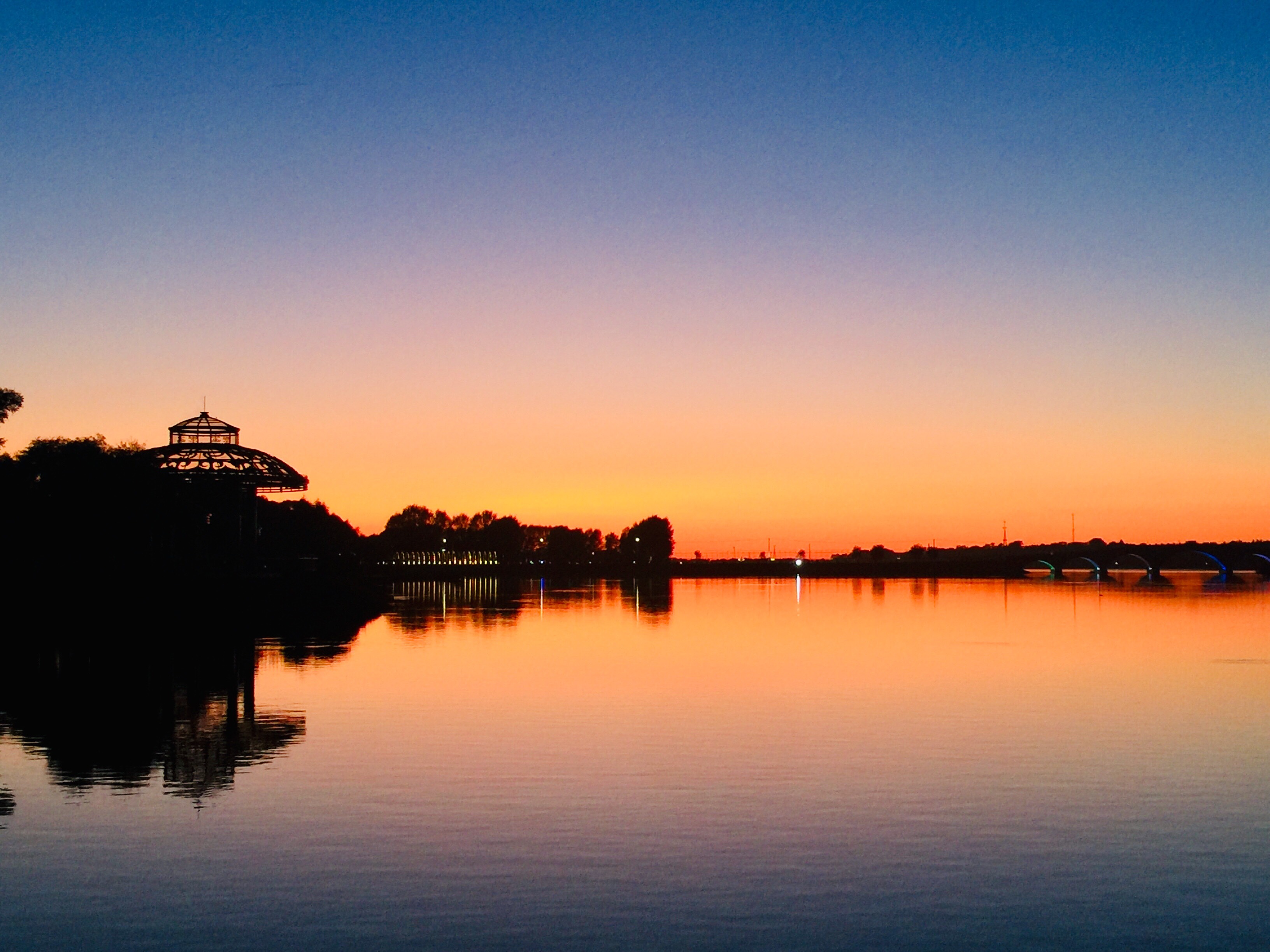 傍晚的湖畔亭台!