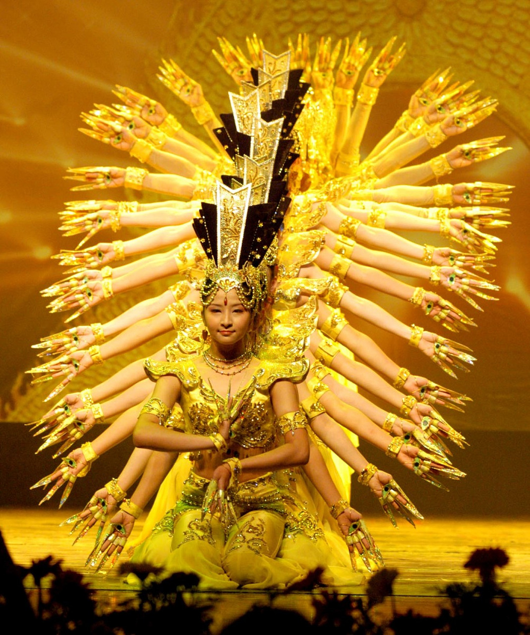 邰丽华及中国残疾人艺术团的《千手观音》舞蹈,在2004年雅典残奥会