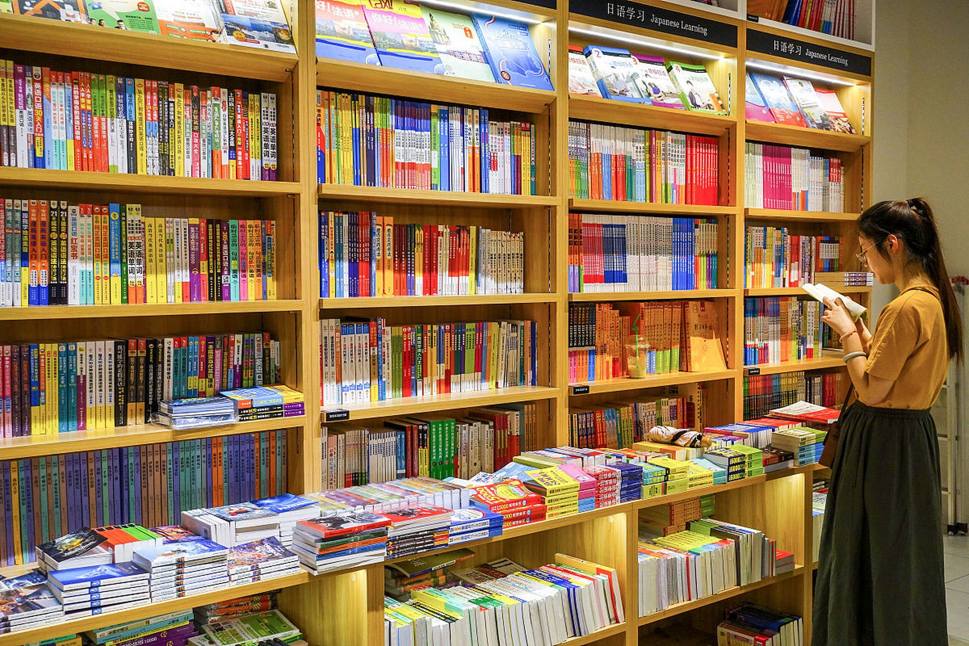 你就拿新华书店来说,表面上看起来没啥生意,都要倒闭了,但实际上