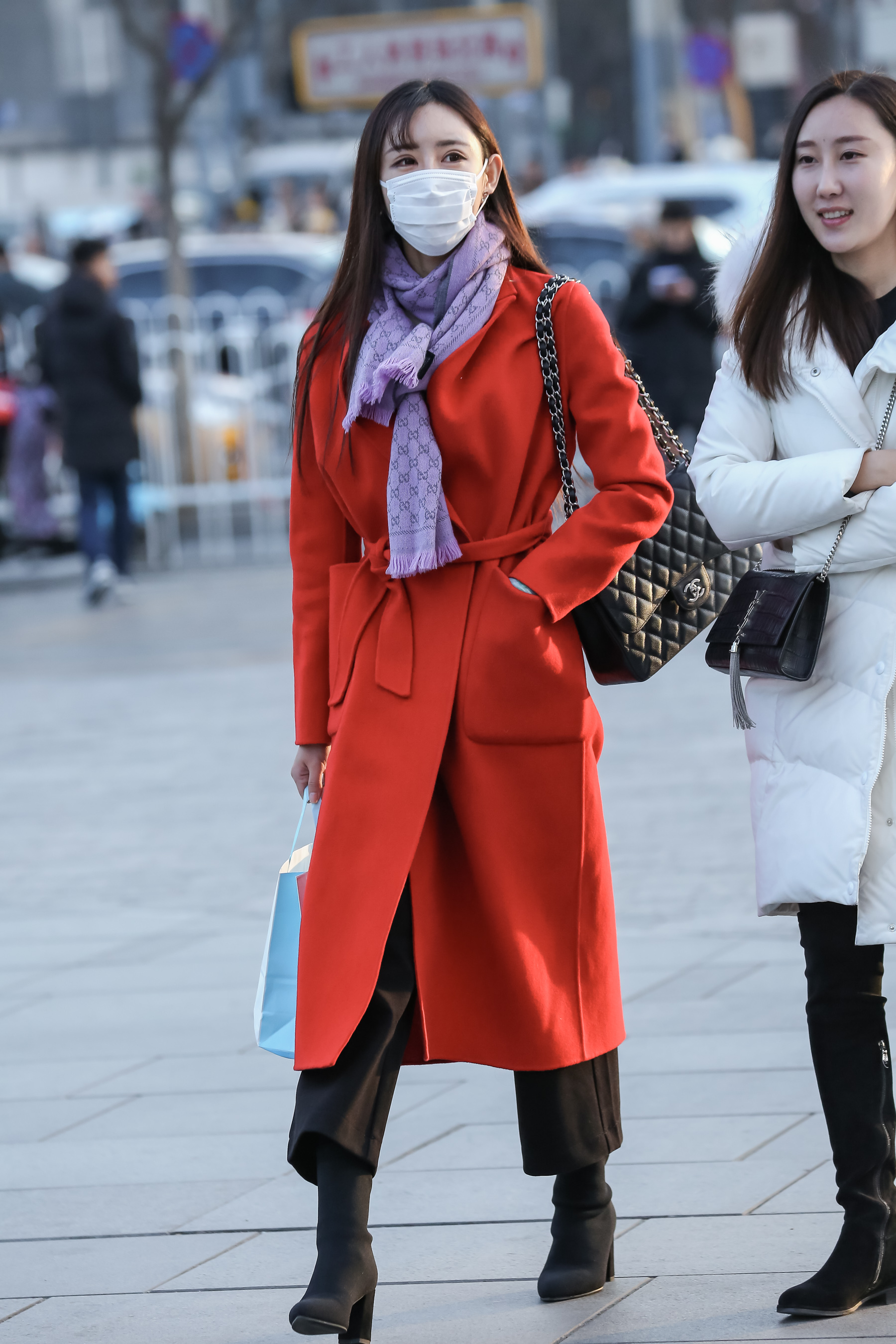 街拍:姑娘们用红色的衣服,围巾,帽子迎接"年"的到来