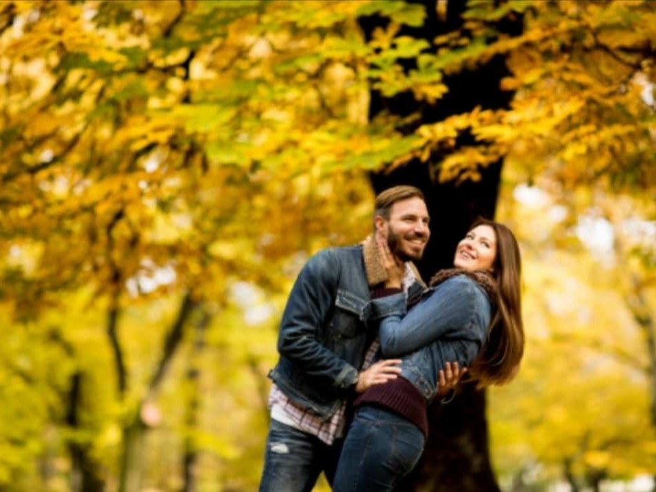 国外情侣组图:夕阳下,在大自然中相拥的情侣.