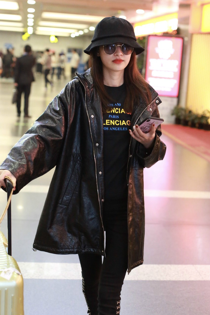 孙怡穿黑色皮衣搭配黑色紧身裤现身机场,戴黑色渔夫帽和墨镜好酷