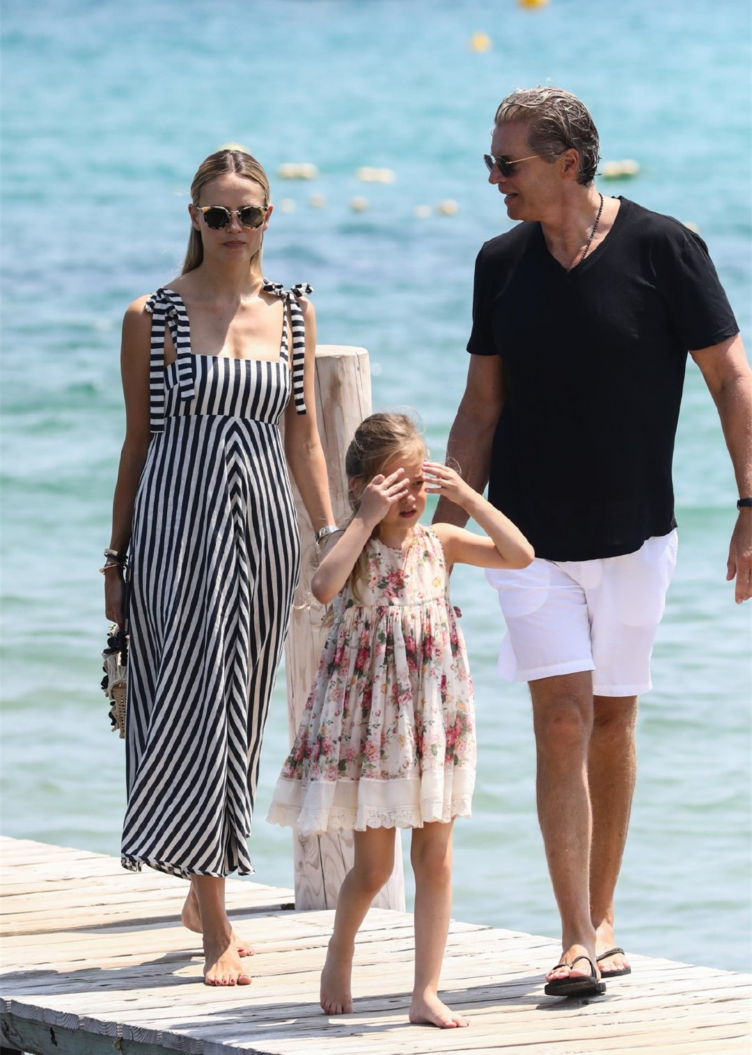 超模娜塔莎一家三口海边度假,穿条纹裙清新靓丽,女儿印花裙可爱