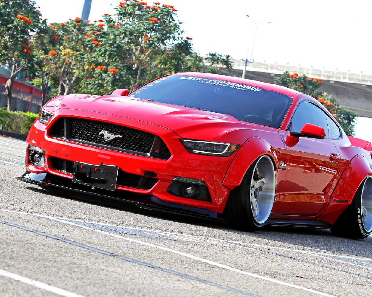 改装版的宽体福特野马gt车型外观设计上有哪些亮点呢