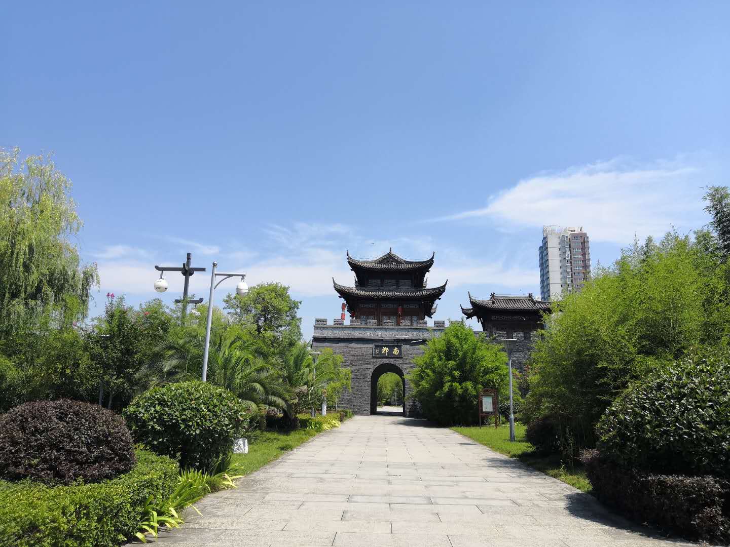 汉中桥南广场江边天真蓝