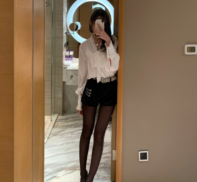 腐团儿晒最新自拍照"黑丝"大腿超近特写,但脸成最大亮点!