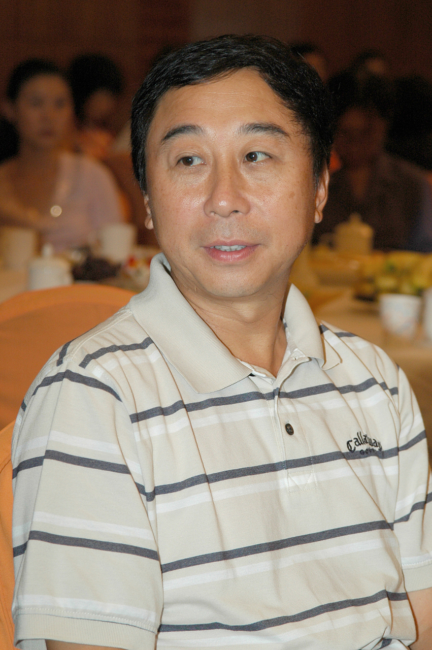 8月31日老牌相声演员,在节目中冯巩正在吃饭,突然旁边吃饭的声音吸引