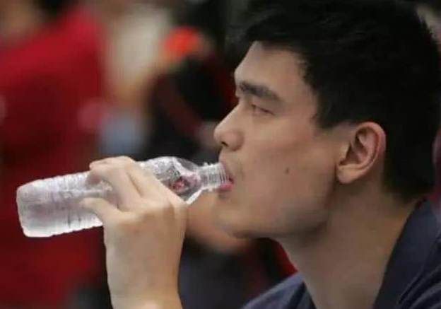 姚明喝水像迷你版,奥尼尔像喝口服液,看到伊巴卡:这是"王者"