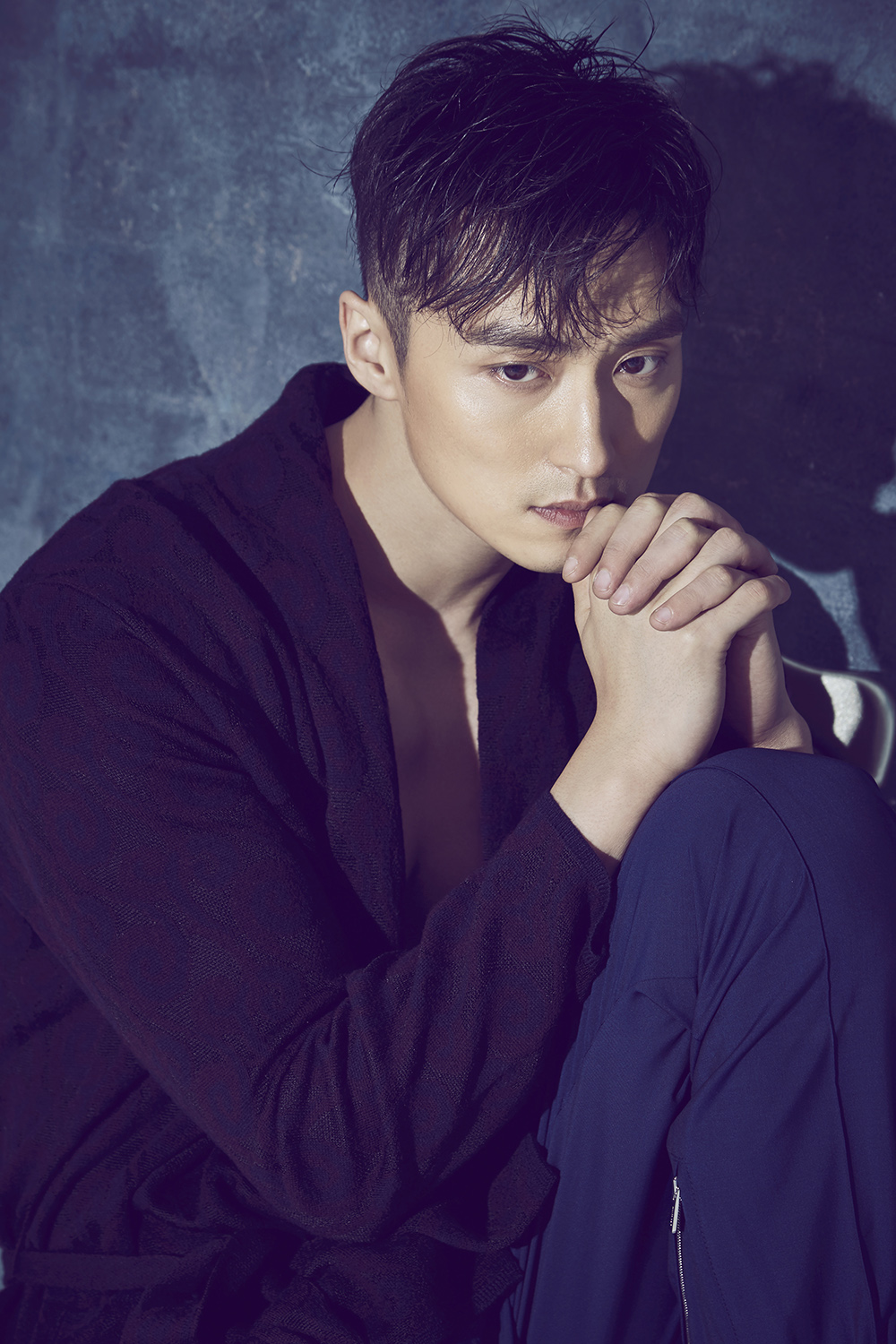 万沛鑫曝最新写真 浴袍湿发演绎型男极致撩