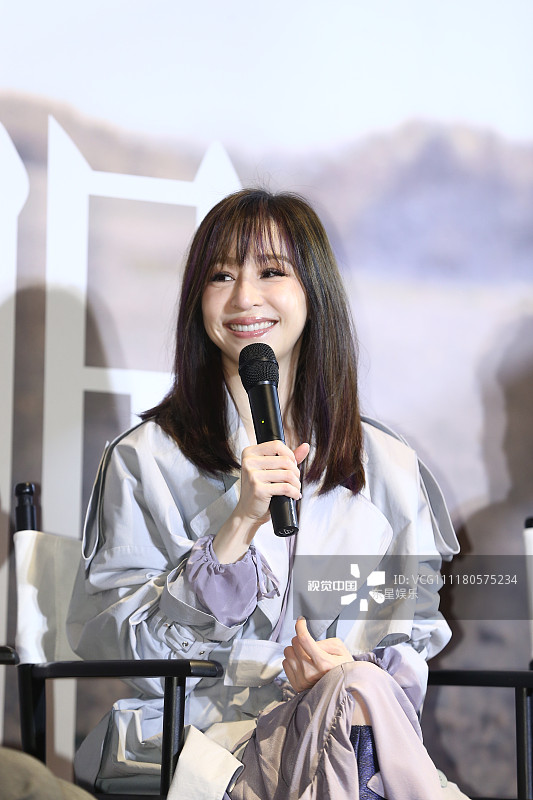 "甜心教主"王心凌穿灰风衣时髦拉风 梳齐刘海露甜笑少女感依旧