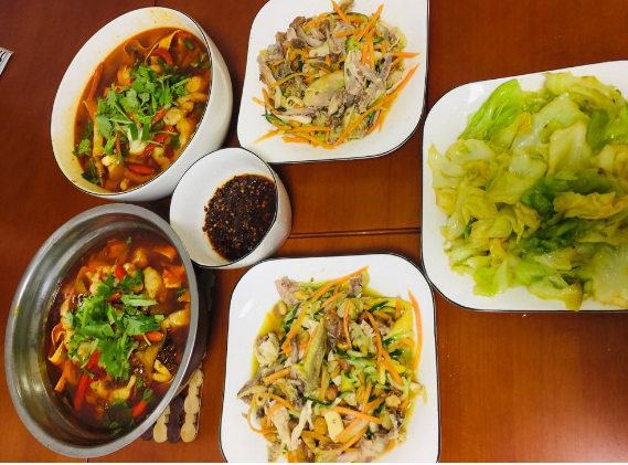 问:当产妇和家人坐一桌吃饭是什么感觉?产妇:好想夹他们的辣椒