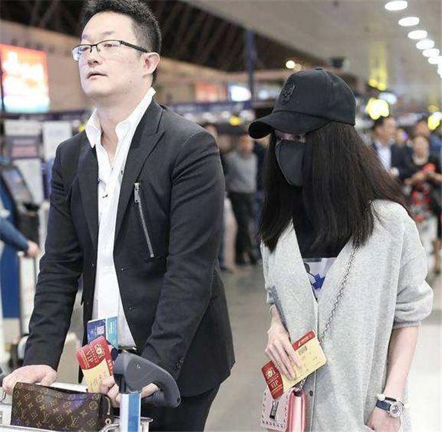 姚笛与未婚夫牵手逛商场,男方对姚笛呵护有加,网友:真可爱!