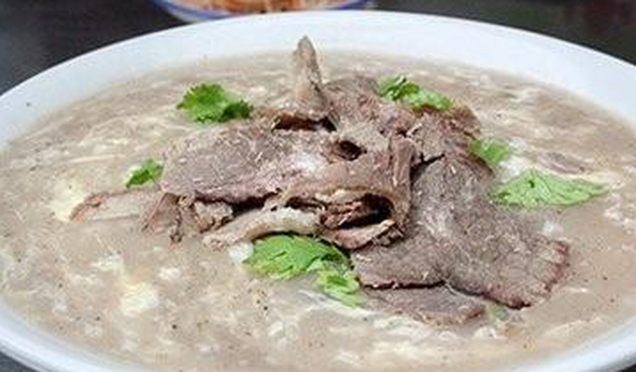 临沂糁(sá-临沂方言)又称"沂水","糁"在字典上有两个读音,一个是"sǎ