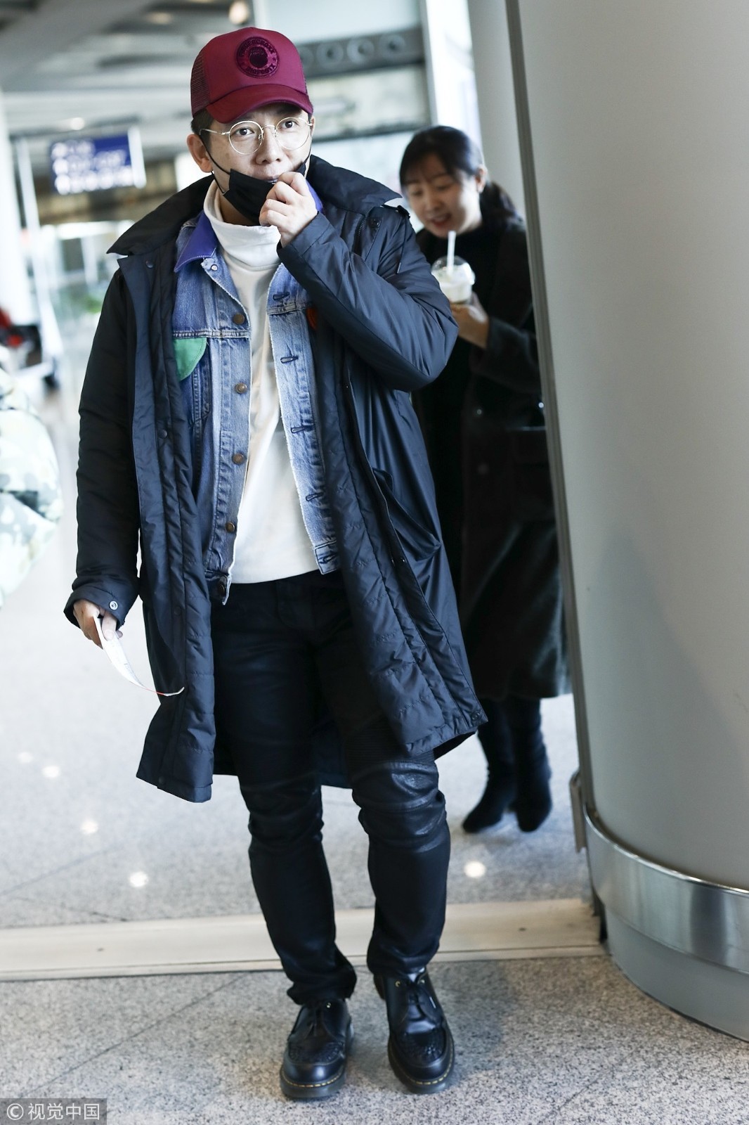 陈羽凡社区戒毒报到胡海泉独自现身机场 戴小红帽对镜歪头卖萌