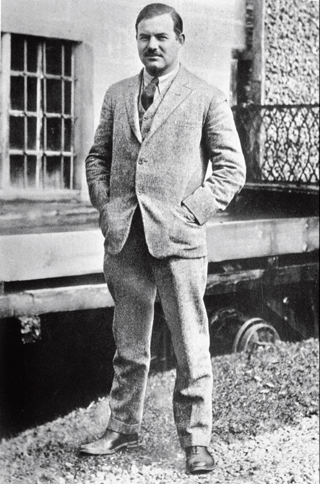 海明威诞辰120周年|巴黎是一席流动的盛宴