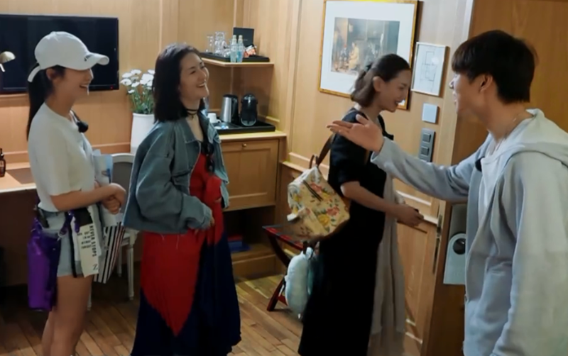 谢娜公主抱被"袭胸",主持人一句话被网友吐槽,网友:心疼杰哥