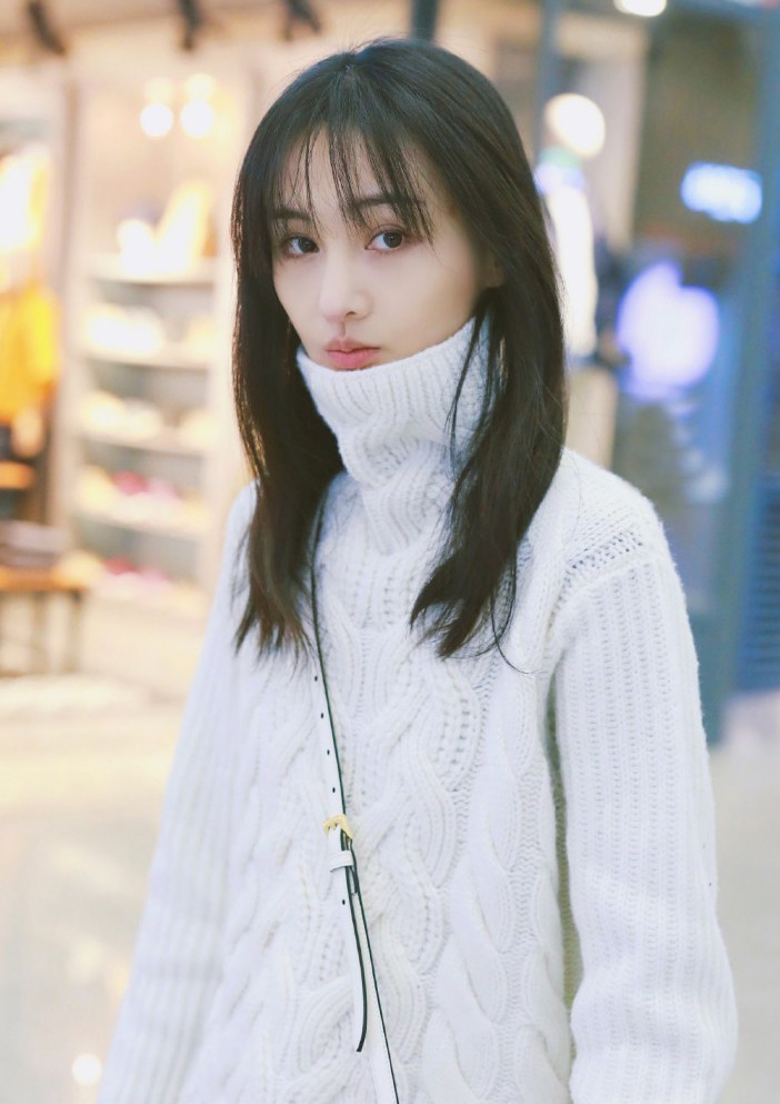 郑爽私服走少女风了,白色毛衣 空气刘海,美回18岁"楚雨荨"