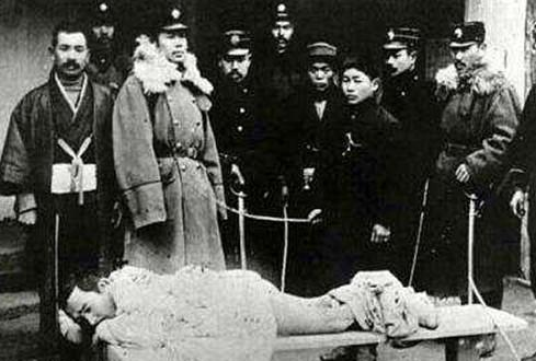 这是日本人和外国人欺负我们中国人的照片,把男子裤子脱了惩罚,想想