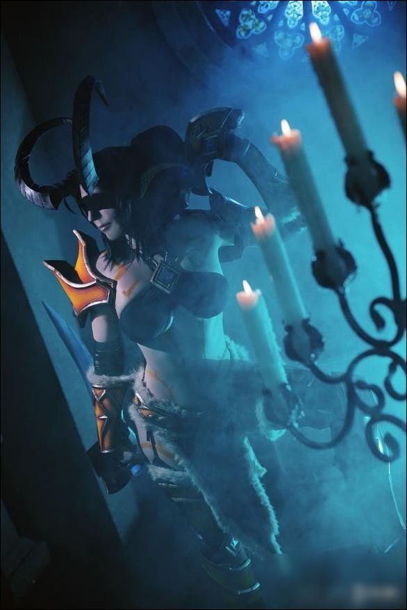 毛妹cos《魔兽世界》瓦莉拉 南半球微露展现性感身材