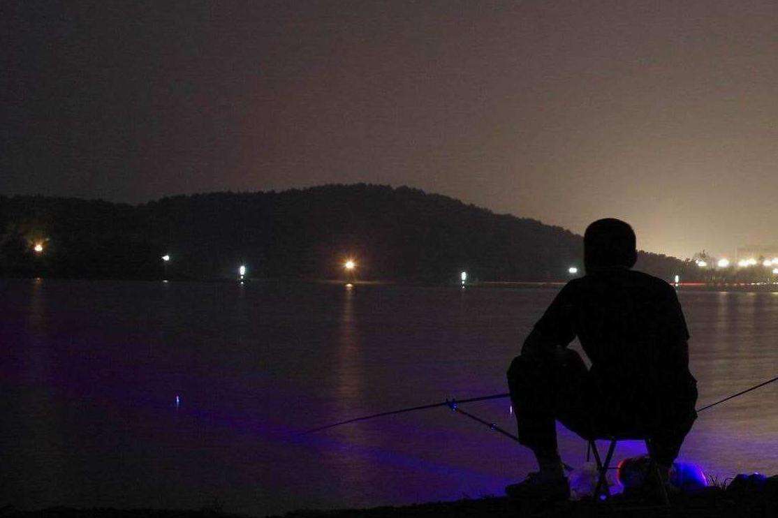 夏季夜钓的技巧赶快记下,简单五点,让你夜钓渔获轻松翻倍