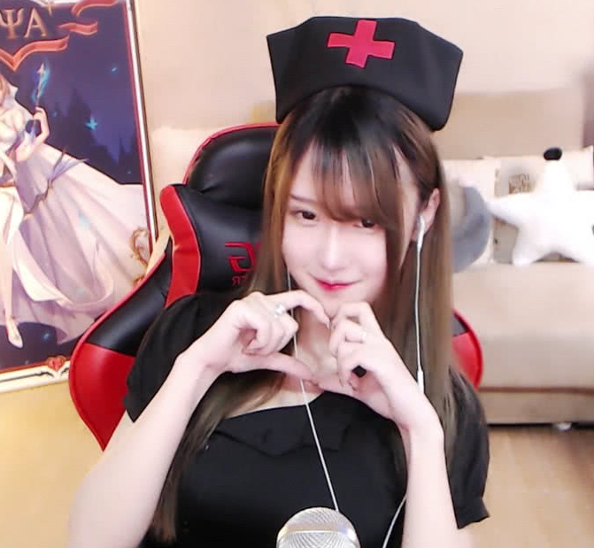 主播腐团儿着身护士装,不看直播就看腿,网友:外表女神内心大汉