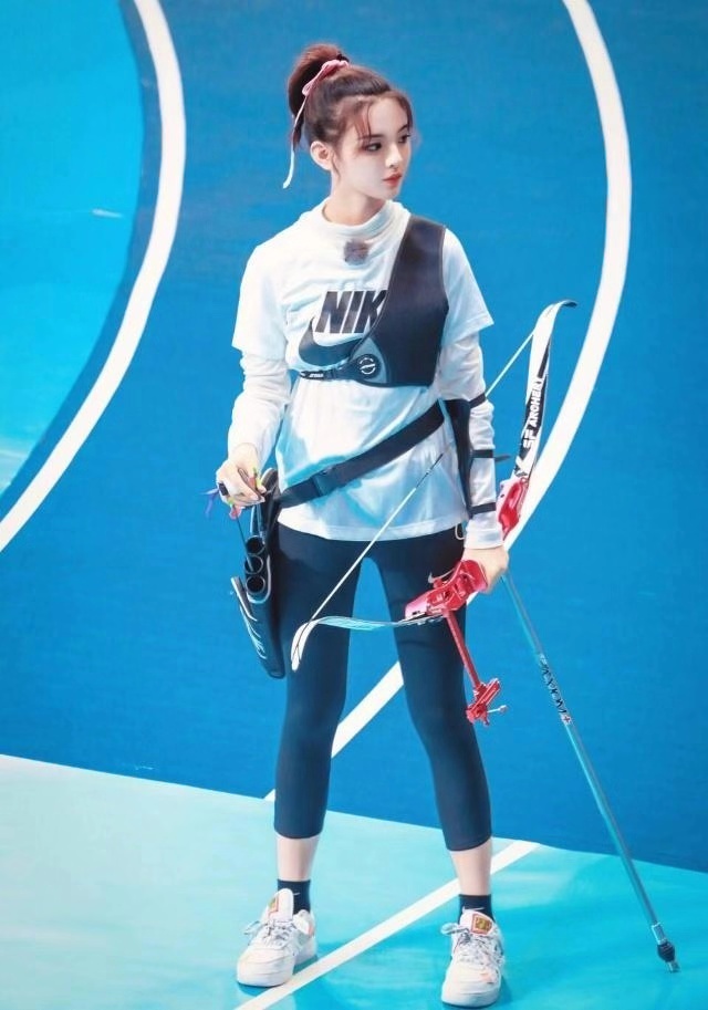 杨超越是逆天了!运动衫都穿得这么好看,这一条健美裤套装美呆了