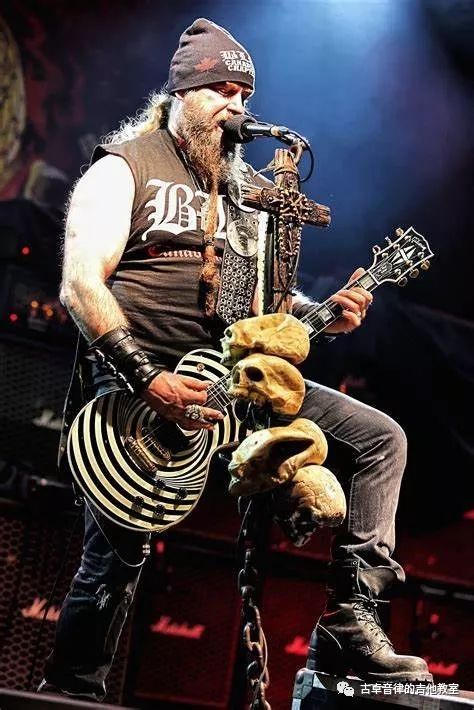 zakk wylde像个吉他英雄一样闪耀光芒,看过他的表演有一种被激励感觉,