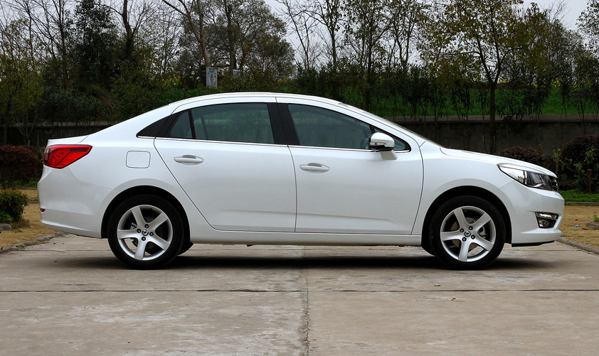 这款车侧身的线条很突出,很硬朗,给人的感觉很有骨