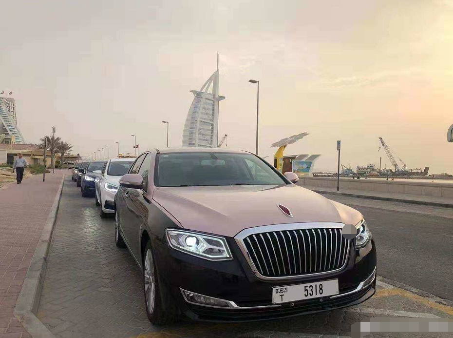 迪拜街头实拍红旗h5出租车,网友:优秀带点自豪