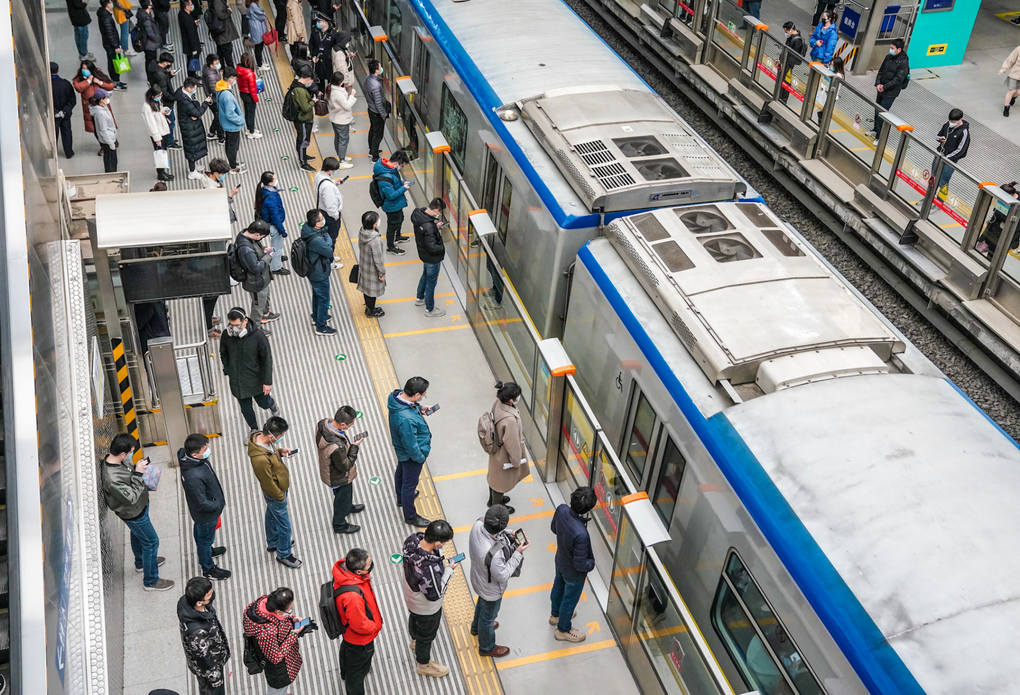 「北京地铁」实拍今晨北京西二旗地铁站早高峰，人来人往中乘客自觉拉开间隔