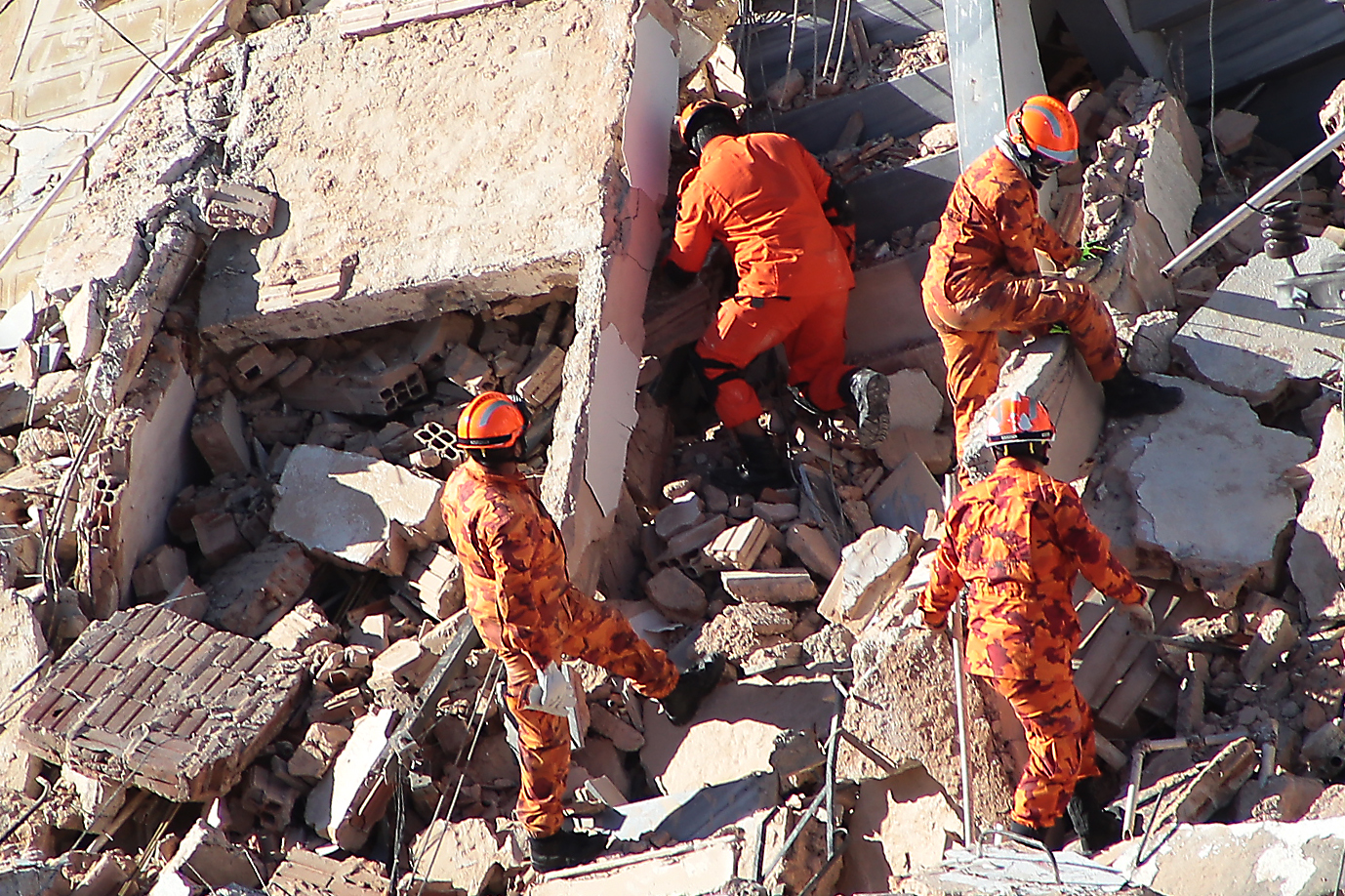 巴西东北部一居民楼坍塌致1人死亡(1)