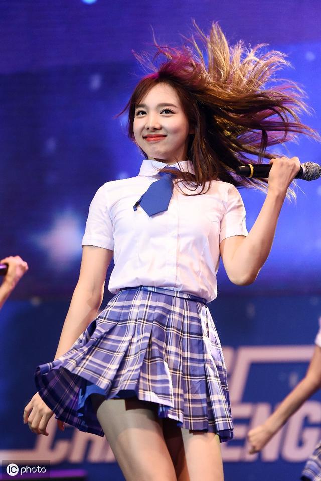 韩国女团林娜琏在舞台上进行表演,动作可爱迷人(图片来自 ic photo)