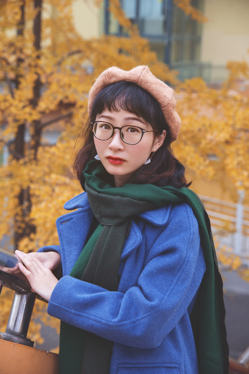 人像写真-银杏树叶黄了,眼镜妹妹美了