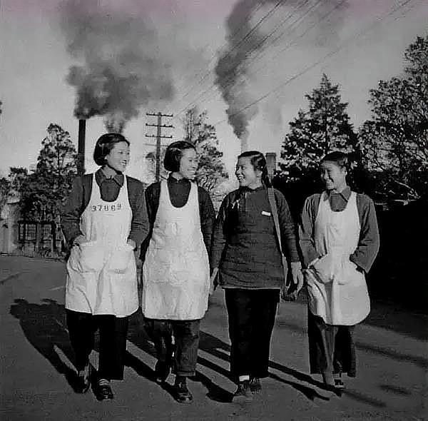 1953年,上海,走在厂区的纺织女工.